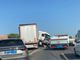 FOTO. Camion sfonda il guardrail, traffico nel caos sull'Autostrada dei Laghi: 8 chilometri di coda tra Busto e Lainate