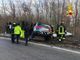 Cassano Magnago, auto finisce fuori strada e &quot;atterra&quot; sopra le barriere di protezione: il passeggero rimasto incastrato nell'abitacolo salvato dai vigili del fuoco