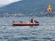 Pescatore cade nel lago Maggiore e non riemerge, soccorsi in azione a Lisanza