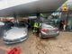 Varese, esce di strada e finisce contro la vetrina della concessionaria Porsche di via Sanvito