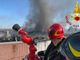 FOTO. Maxi incendio nel Comasco: nube nera di fumo visibile da lontano