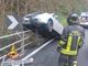 FOTO. Luino, perde il controllo dell'auto e finisce contro una barriera di protezione rimanendo in bilico: soccorso anche un bimbo di 4 anni