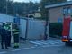 Un camion si ribalta sulla Provinciale a Mornago: sfondata la recinzione di una villetta