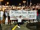 FOTO. &quot;Da Tokyo torni bronzo, stasera torni sbronzo&quot;: a Linate l'abbraccio di famiglia e amici all'uomo rana Martinenghi
