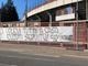 IN DIRETTA. Varese-Casatese nello stadio deserto con i tifosi fuori dai cancelli che contestano la società