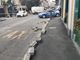 Camion urta un balcone e un cavo Enel in via Veratti: strada chiusa