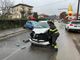 Due auto si scontrano e finiscono contro due pedoni: paura nel Comasco