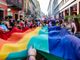 Un sabato arcobaleno per colorare la città. Per le vie del centro sfila Varese Pride