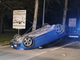 Si ribalta con l’auto e scappa mentre la vettura va a fuoco. Si cerca il conducente