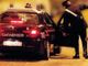 Sale sulla sua auto e trova due uomini che le puntano un coltello e la rapinano: due arresti a Gorla Minore
