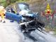 Si schianta in auto contro un muro e resta incastrato nell'abitacolo