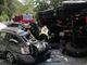 Camion si ribalta e centra in pieno le auto in sosta: paura sulla statale della Valganna