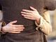 Abbracciato e derubato da una giovane e avvenente mora. Ma la ragazza finisce in manette