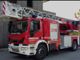 Vergiate, autoscala dei vigili del fuoco si ribalta lungo il Sempione: un ferito