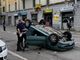 FOTO. Varese, paura in via Magenta: auto si ribalta dopo lo schianto