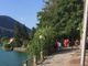 Tragedia sul lungolago a Porto Ceresio: si tuffa nel lago e annega