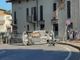 Casciago, scontro all'incrocio di via Matteotti. Auto abbatte un palo e si ribalta in carreggiata