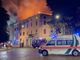 FOTO E VIDEO Fulmine colpisce palazzo nel centro di Luino, in fiamme il tetto. Diversi evacuati