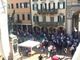 FOTO e VIDEO. Oltre 150 in piazza del Podestà per il centrodestra. Finisce con un applauso a Fontana