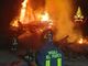 Serata di fuoco a Casbeno: catasta di legna in fiamme, vigili del fuoco al lavoro