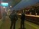 Tenta di strappargli il cellulare e lo prende a pugni: 19enne arrestato in stazione a Varese