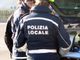Danneggia un'auto parcheggiata e fugge: neopatentata rintracciata e sanzionata dalla polizia locale
