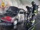 FOTO. Fiat 500 d'epoca prende fuoco nella galleria sulla Sp69 a Laveno: illesa la conducente
