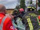 FOTO. Ciclista investito da un'auto a Cremenaga sfonda il parabrezza e rimane incastrato con un braccio: liberato dai vigili del fuoco