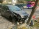 FOTO. Va a sbattere con l'auto contro un palo della luce: ferito a Varese un 55enne