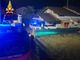 Ennesimo tetto in fiamme: vigili del fuoco in azione nella notte a Vergiate