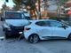 Scappano dal posto di blocco a bordo di un'auto rubata e provocano un incidente