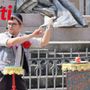 Illusionisti da tutto il mondo incantano piazza Roma: ad Asti le semifinali del Campionato di street magic [FOTO]
