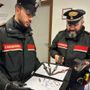Insegue un’auto sospetta in corso Casale e trova pistola e gioielli: arrestato 26enne