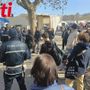 Tafferugli in Piazza del Palio: tensioni tra anarchici e Fratelli d’Italia, interviene la Polizia municipale Tafferugli in Piazza del Palio: tensioni tra anarchici e Fratelli d’Italia, interviene la Polizia municipale