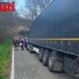 Bilico fuori strada a Vaglio Serra, traffico bloccato in Valdivaglio