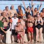 Il commosso abbraccio del nuoto astigiano a Gianni Caraffa, l'ultimo dei pionieri festeggia a bordo vasca [FOTO E VIDEO]