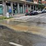 Fiume d'acqua in corso Dante per un tubo rotto, strada chiusa e viabilità deviata [FOTO E VIDEO]