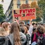 Studenti in piazza ad Asti, la protesta fa paura solo nelle fake news: "Più scuola, meno armi" Studenti in piazza ad Asti, la protesta fa paura solo nelle fake news: "Più scuola, meno armi"