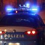 Notte di tensione in città, la polizia interviene in corso Volta per una rissa