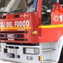 Camper in fiamme in via Pasolini, distrutto il veicolo e danneggiata una palazzina