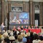 Elezioni comunali, a Palazzo Ducale il primo confronto senza copione tra i sette candidati sindaco: Salis lancia lo sport per la terza età, Piciocchi si espone sui depositi chimici