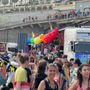 Liguria Pride, un fiume arcobaleno per le vie di Genova. Salis: “Riconosceremo i figli di due mamme e apriremo ufficio dei diritti”