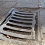 Se le strade diventano fiumi: la fragilità dei tombini quando si scatena la tempesta