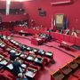 Scontro in Sala Rossa su Charlie Kirk, bagarre in aula dopo le parole di Chiarotti (Pd): “Vi abbiamo già appesi una volta”. Salis chiede le scuse