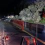 Frana sull’Aurelia tra Vesima e Arenzano, notte di lavoro per i vigili del fuoco e Anas: strada ancora chiusa
