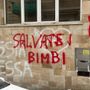 “Salis nazista”, “Salvate i bimbi”: scritte shock sui muri di tre scuole genovesi