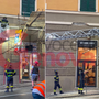 Ponteggio abbattuto dal forte vento, chiusa via Fieschi