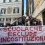 Striscione rimosso alla Daneo, centinaia in presidio: “La scuola che esclude è incostituzionale”