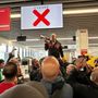 Ex Ilva, Palombo: "Dormiamo in aeroporto, avanti a oltranza finché non arriva una comunicazione" Ex Ilva, Palombo: "Dormiamo in aeroporto, avanti a oltranza finché non arriva una comunicazione"
