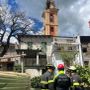 Fulmine sul campanile di Corte, droni dei Vigili del Fuoco in volo sulla frazione: 20 abitazioni in zona rossa (Video)